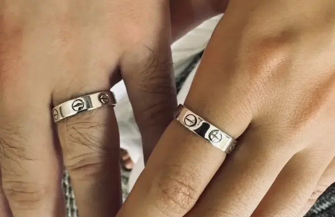 Couple making matching silver rings together in a couple class in Sanur, Bali