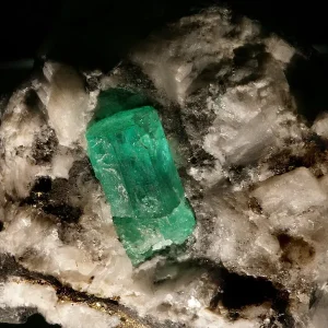 Green emerald gemstone, available to set into your piece at Bintang Sanur Jewelry Workshop